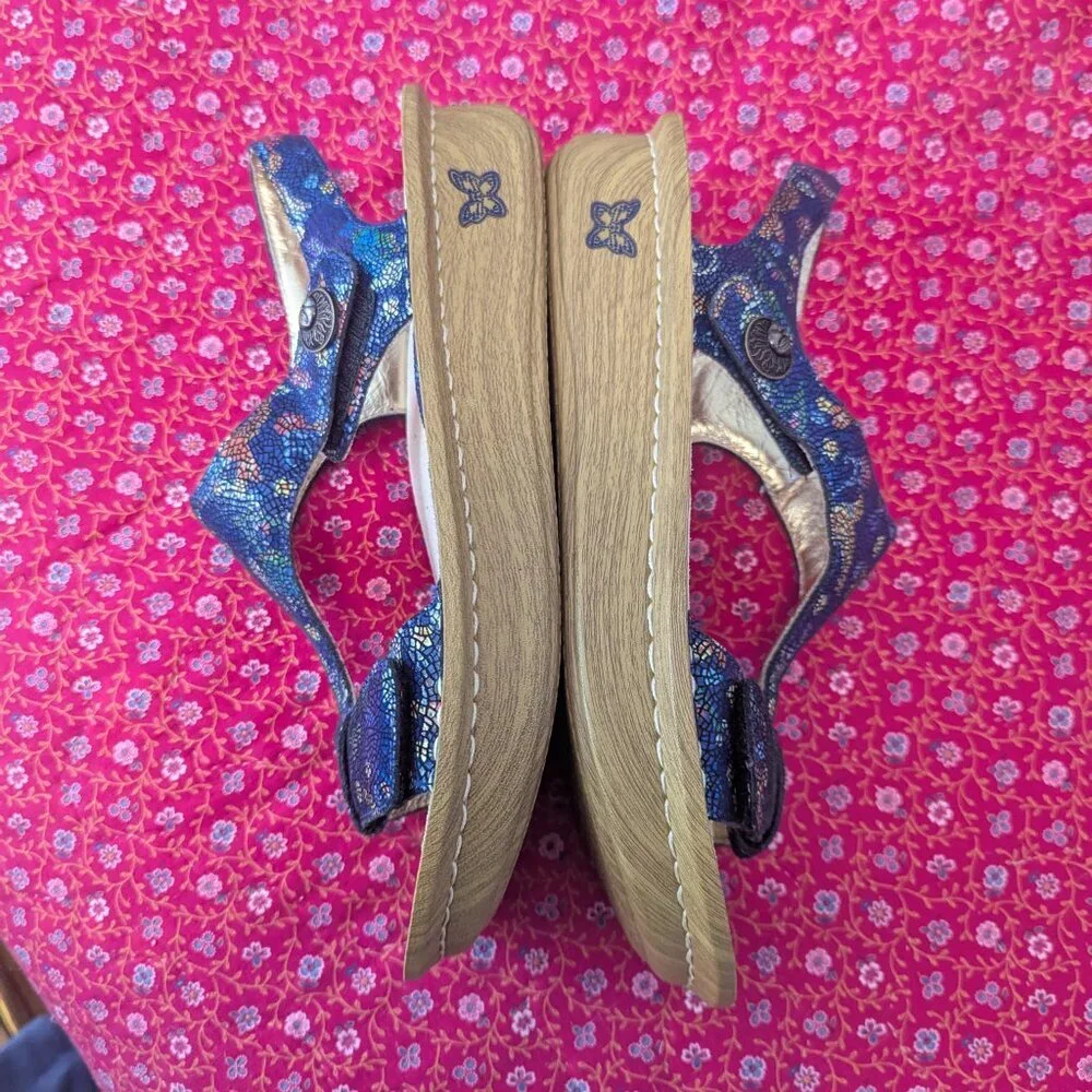 NWOT Alegria Platform Sandals‎ Kendra Blue Birdland Mosaic Print Leather T Strap